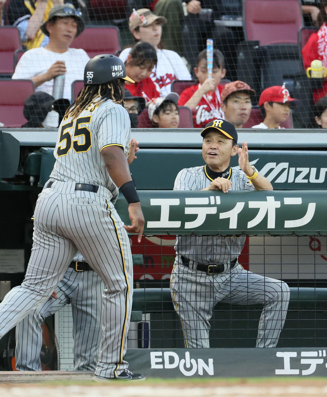 広島対阪神　2回表阪神2死一、三塁、近本の2点適時打で生還したミエセスを迎える岡田監督（撮影・加藤孝規）