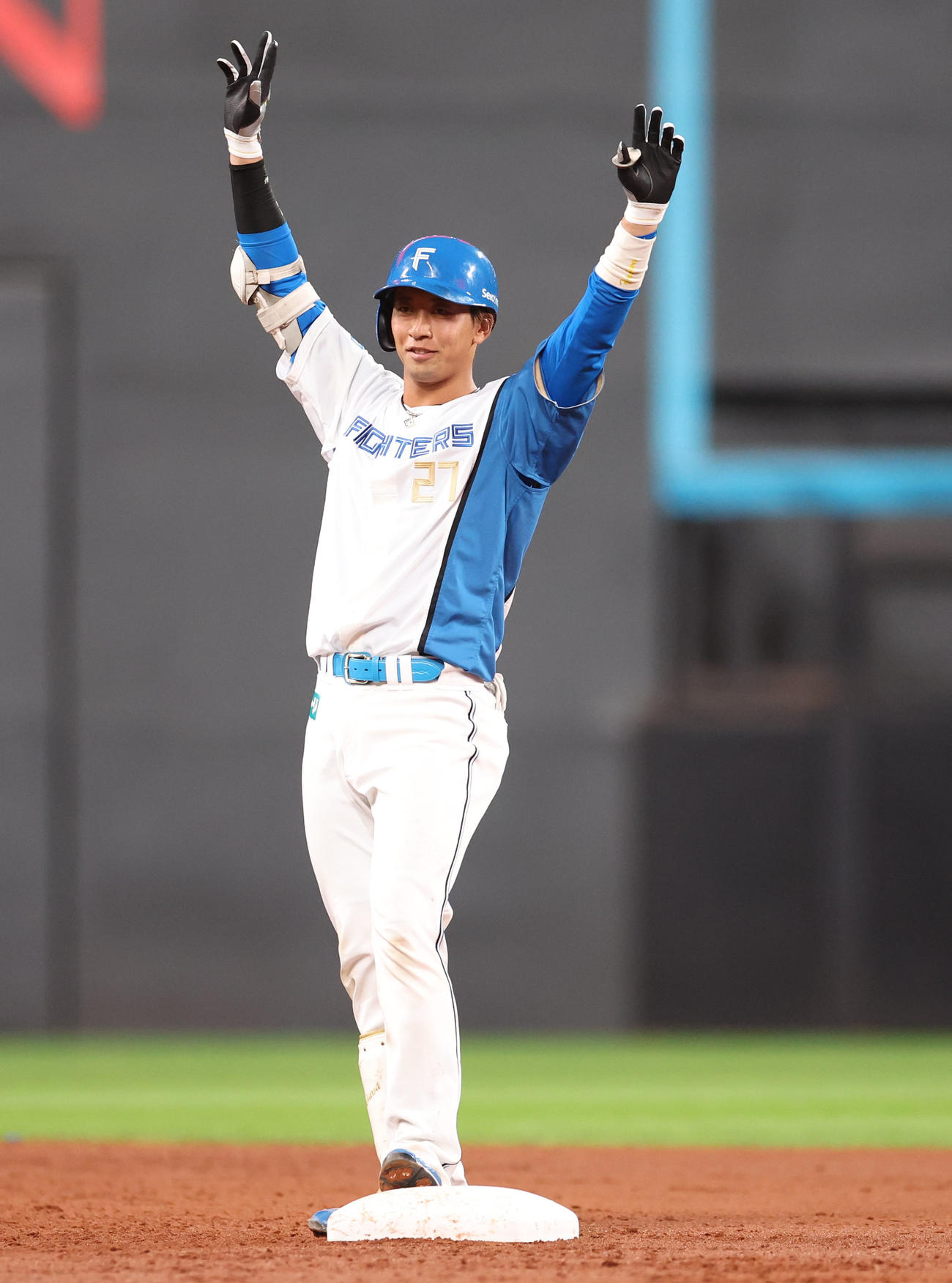 日本ハム対ロッテ　2回裏日本ハム1死三塁、古川は適時二塁打を放ちポーズをとる（撮影・佐藤翔太）