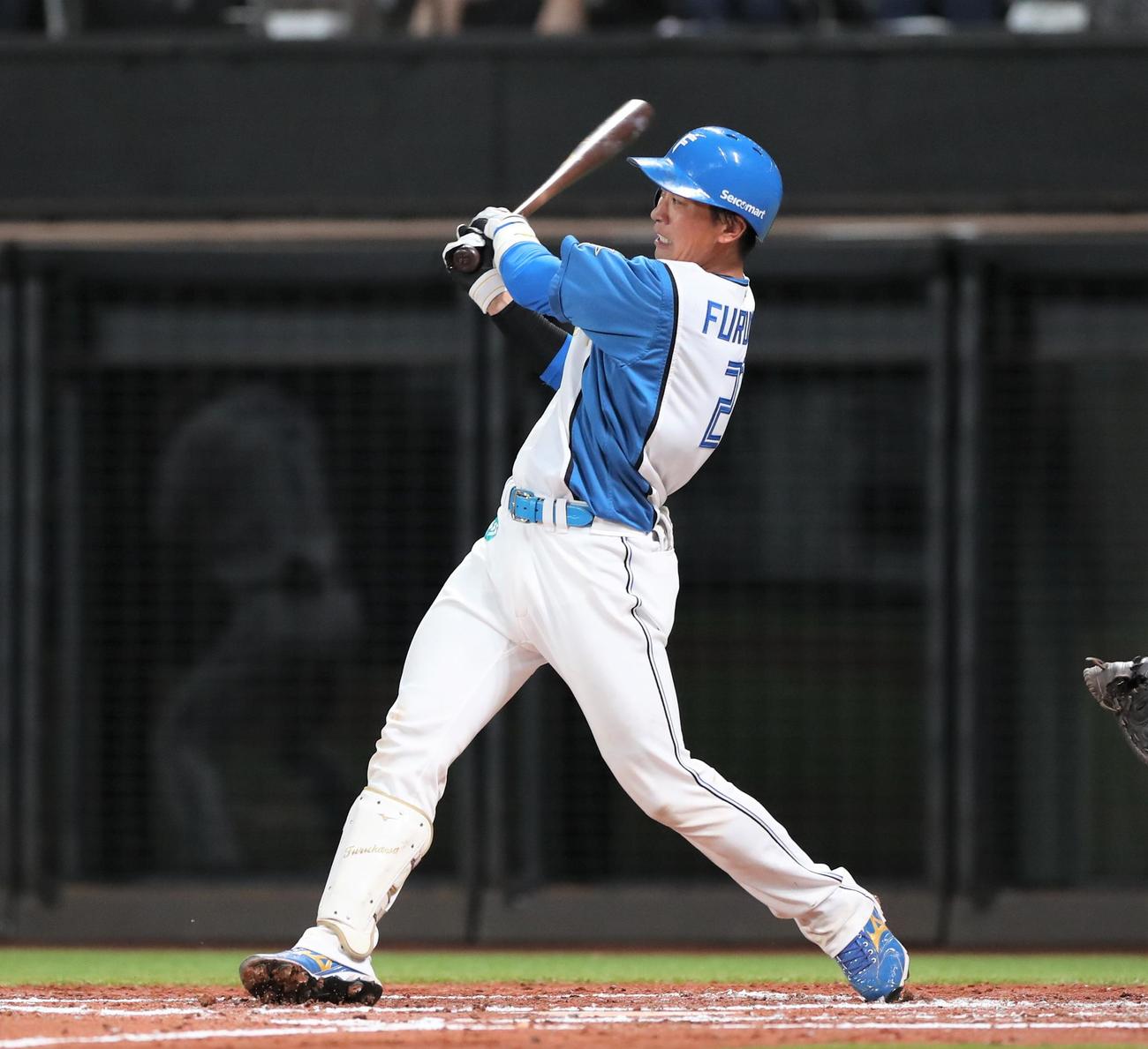 日本ハム対ロッテ　2回裏日本ハム1死三塁、右前適時打を放つ古川（撮影・黒川智章）