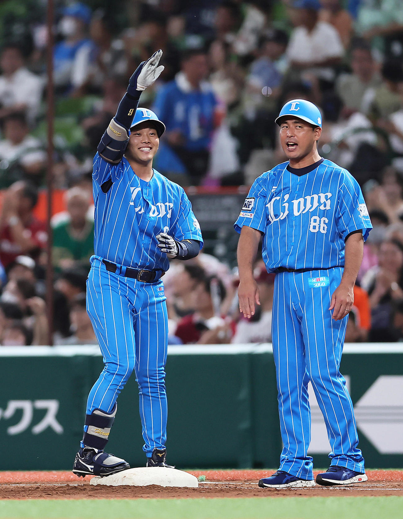 西武対楽天　2回裏西武2死一、二塁、蛭間（左）は中前適時打を放ちベンチに笑顔で応える（撮影・足立雅史）