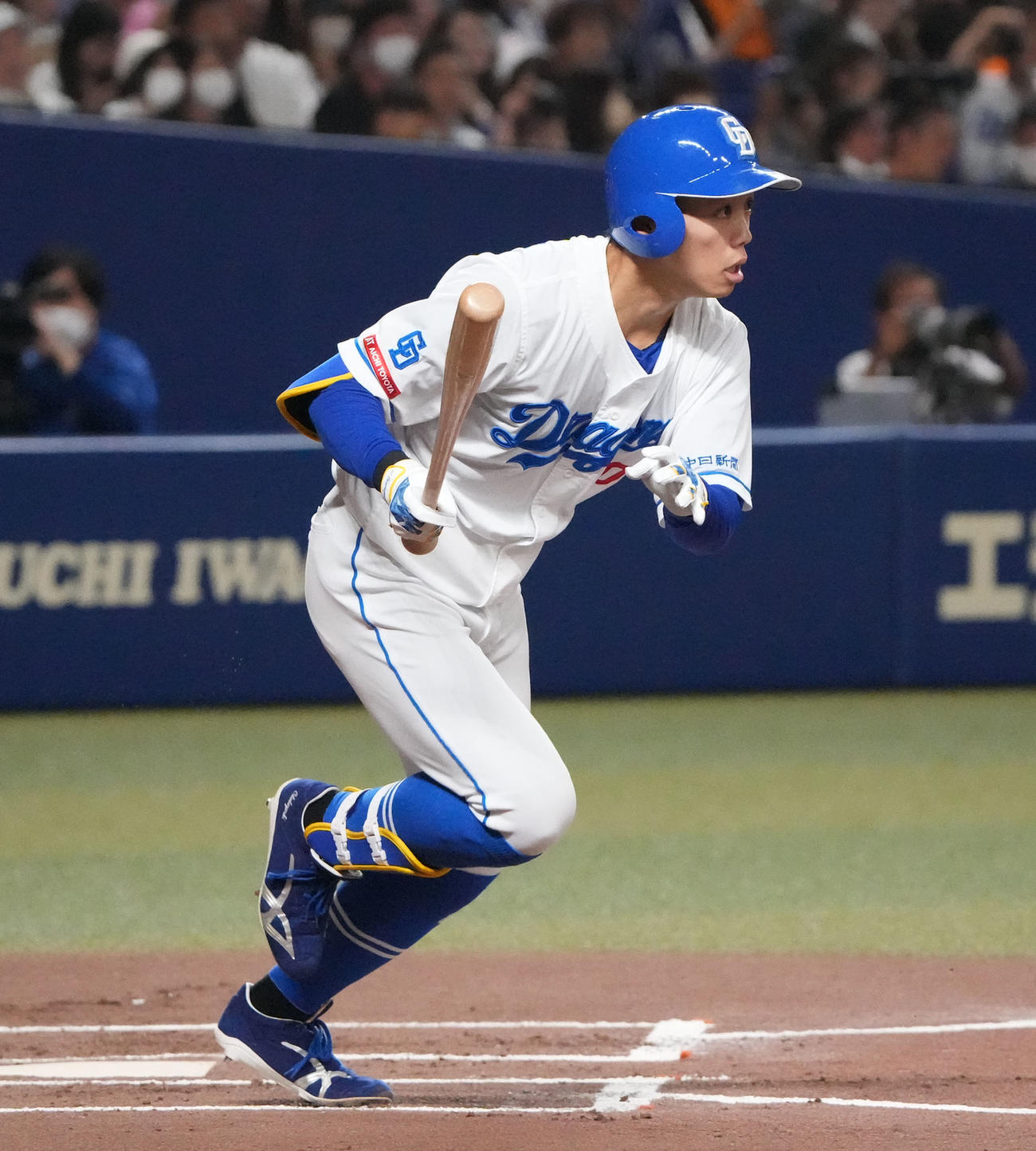 中日対巨人　1回裏中日無死、27試合連続安打となる右前打を放つ岡林（撮影・森本幸一）