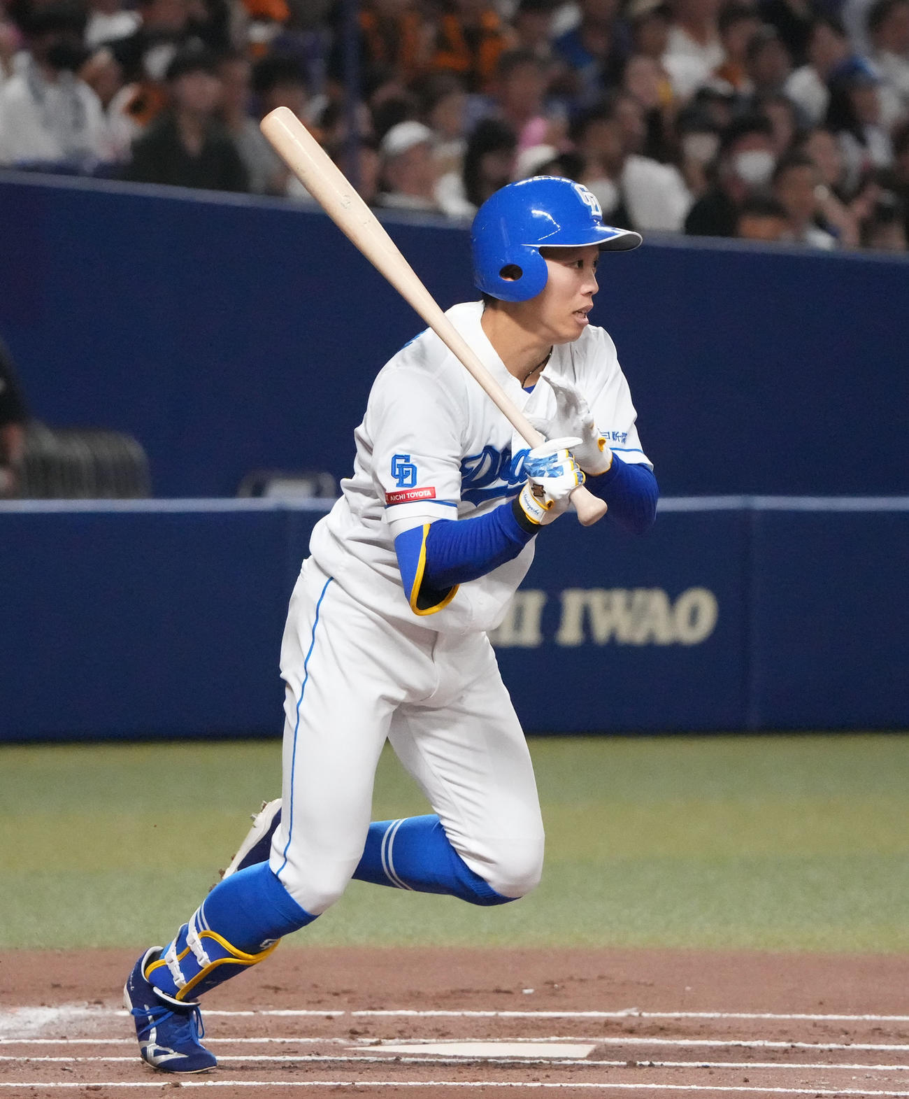 中日対巨人　1回裏中日無死、27試合連続安打となる右前安打を放つ岡林（撮影・森本幸一）