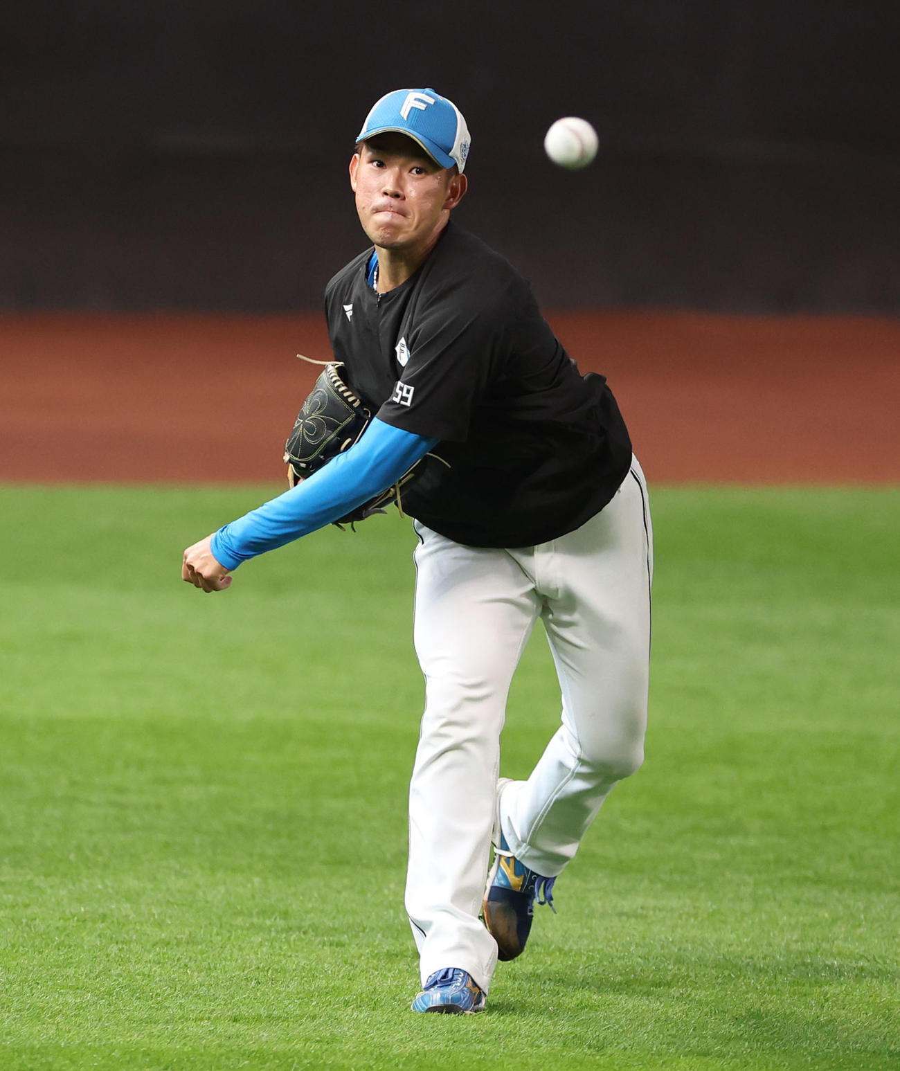 日本ハム対ロッテ　キャッチボールをする日本ハム根本（撮影・佐藤翔太）