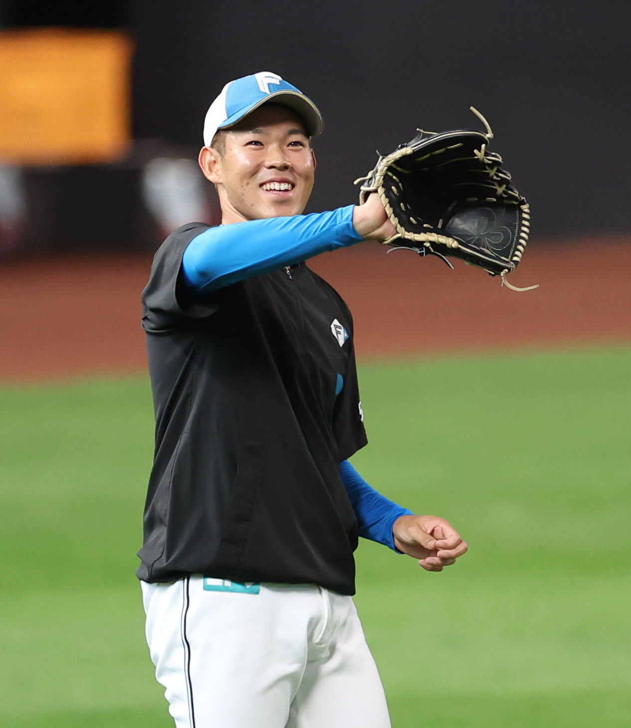日本ハム対ロッテ　笑顔でキャッチボールをする日本ハム根本（撮影・佐藤翔太）