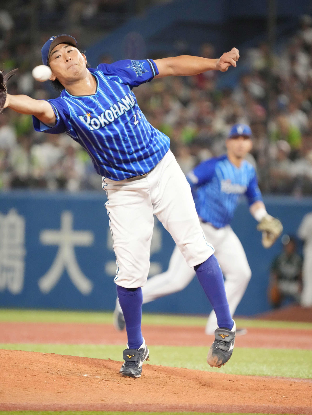 ヤクルト対DeNA、5回裏ヤクルト無死、DeNA先発の今永は並木の打球にグラブを出すも遊撃内野安打となる（撮影・小沢裕）