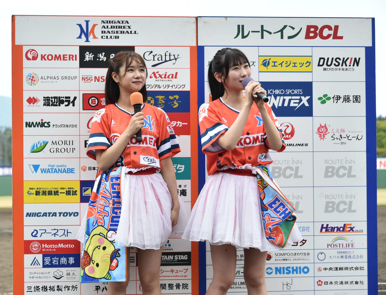 試合後、観客にあいさつをしながら勝利を喜ぶNGT48の真下華穂（左）と佐藤海里