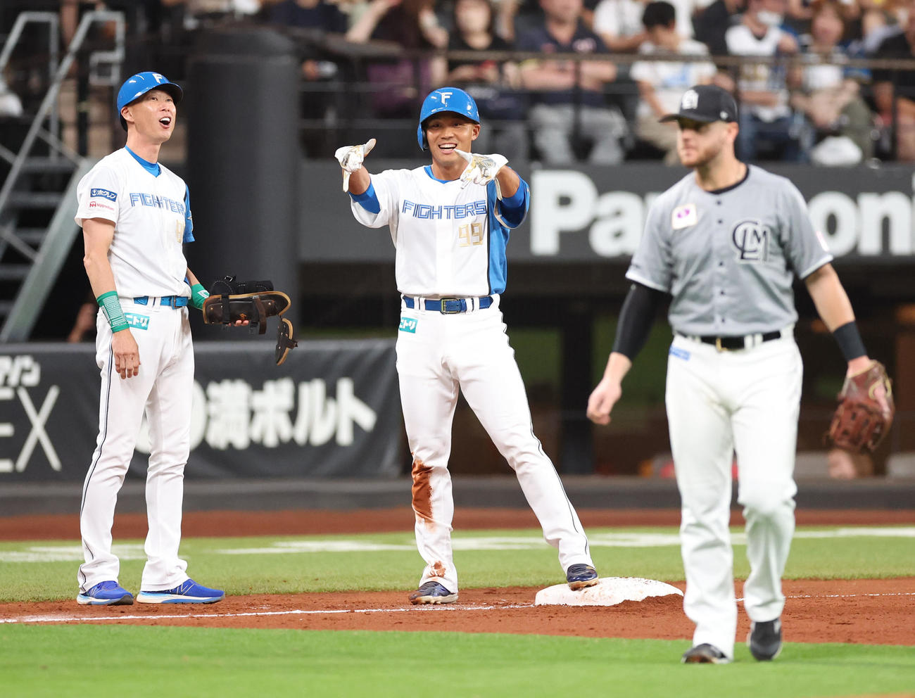 日本ハム対ロッテ　2回裏日本ハム1死一、三塁、王柏融は適時三塁打を放ちポーズをとる（撮影・佐藤翔太）