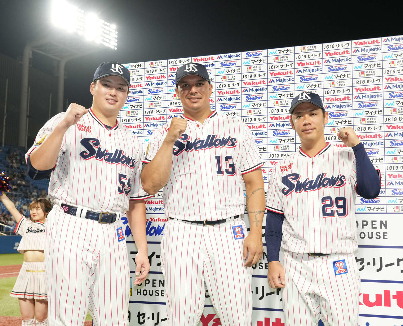 ヤクルト対DeNA、お立ち台でガッツポーズする、左からヤクルト村上、オスナ、今季6勝目を挙げた小川（撮影・小沢裕）