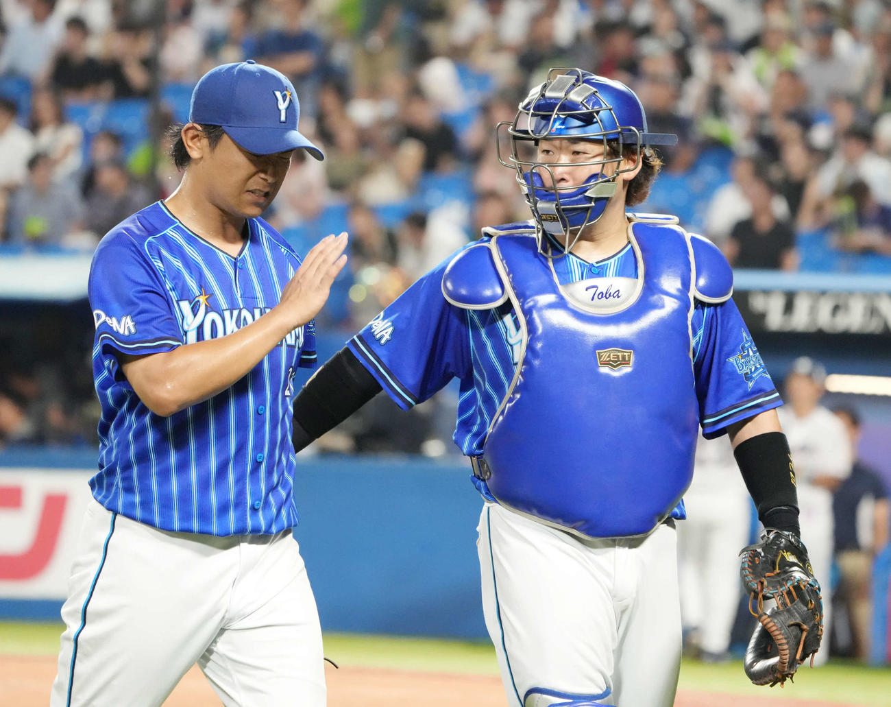 ヤクルト対DeNA、5回までに6点を奪われる苦しい投球内容に戸柱（右）に詫びながらベンチへ引き揚げるDeNA先発の今永（撮影・小沢裕）