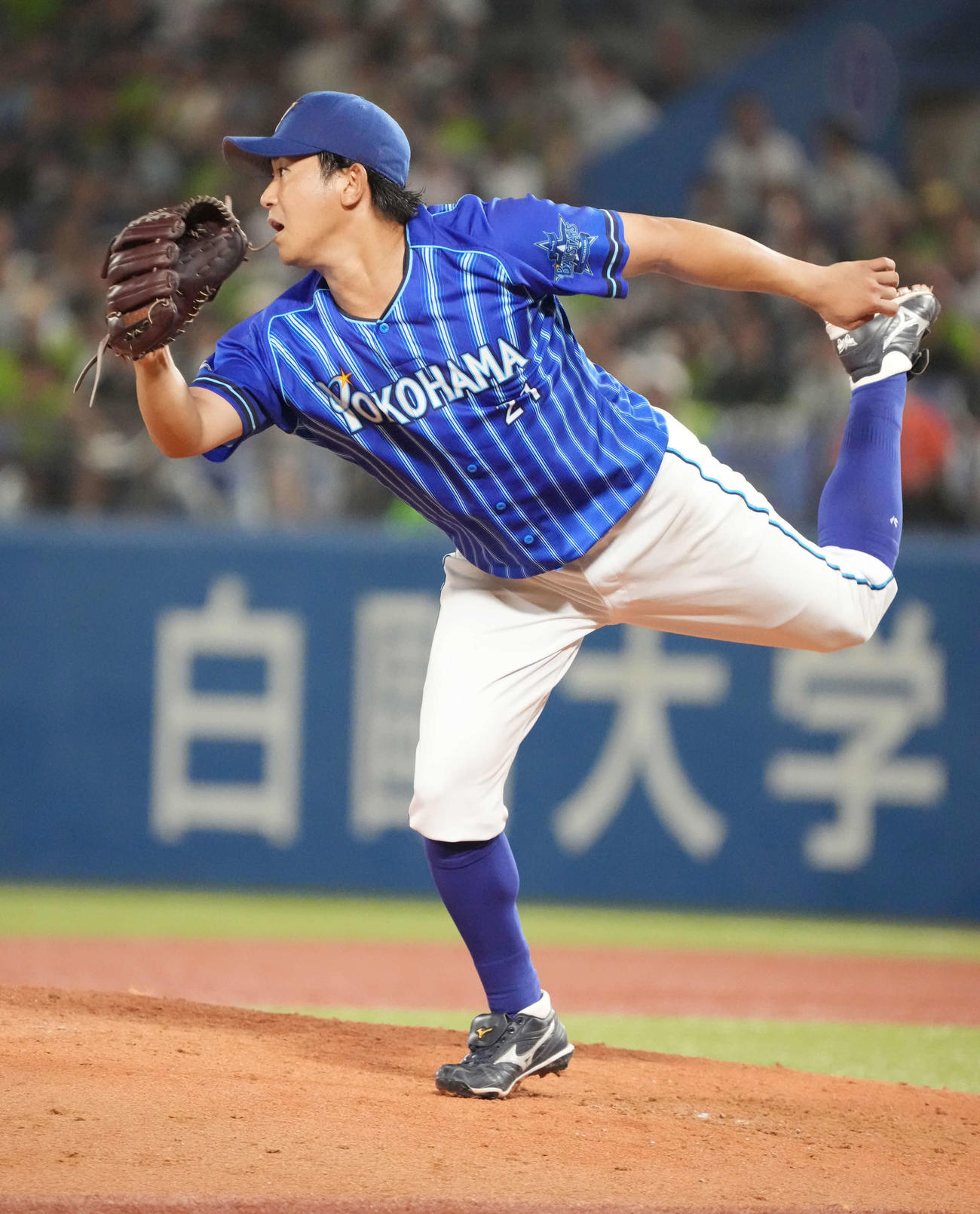 ヤクルト対DeNA、5回裏ヤクルト無死、DeNA先発の今永は並木の打球にグラブを出すも遊撃内野安打となる（撮影・小沢裕）