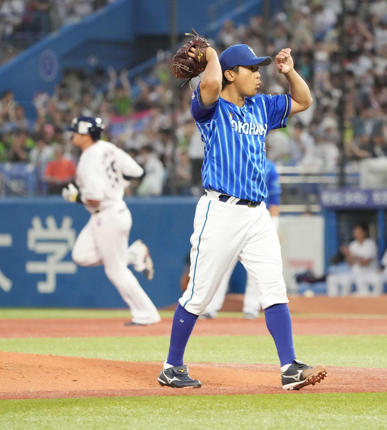 ヤクルト対DeNA、2回裏ヤクルト無死、DeNA先発の今永（右）は村上に左越えの先制ソロ本塁打を許す（撮影・小沢裕）