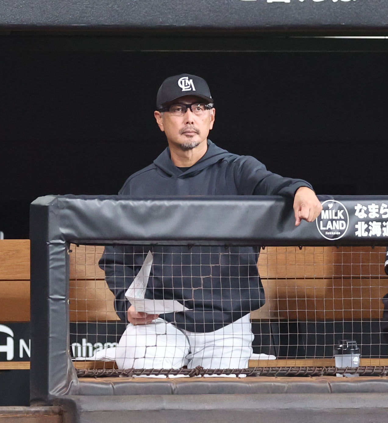 日本ハム対ロッテ　ベンチから遠くを見つめるロッテ吉井監督（撮影・佐藤翔太）