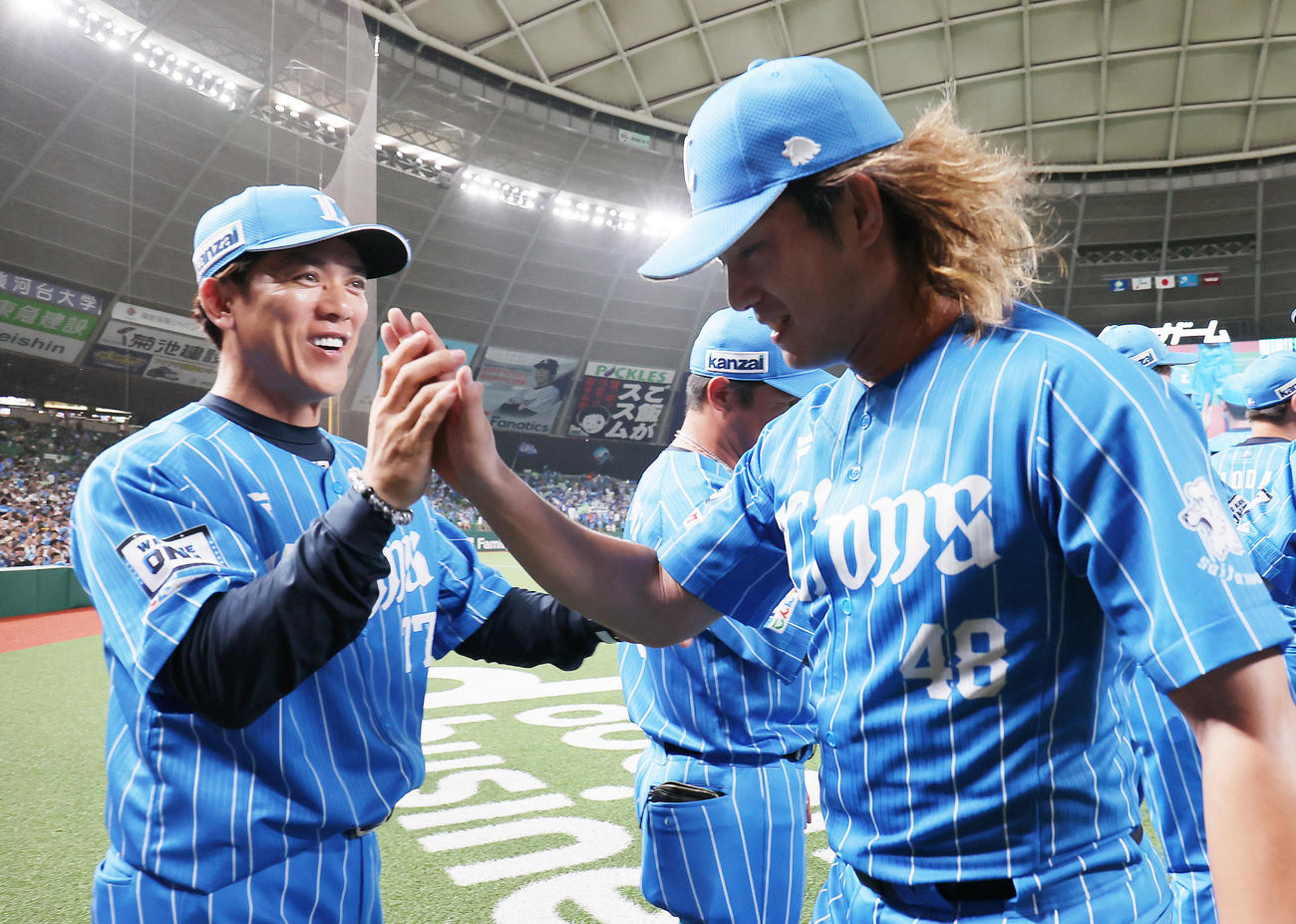 西武対楽天　1失点完投勝利の西武今井（右）は松井監督とタッチを交わす（撮影・足立雅史）