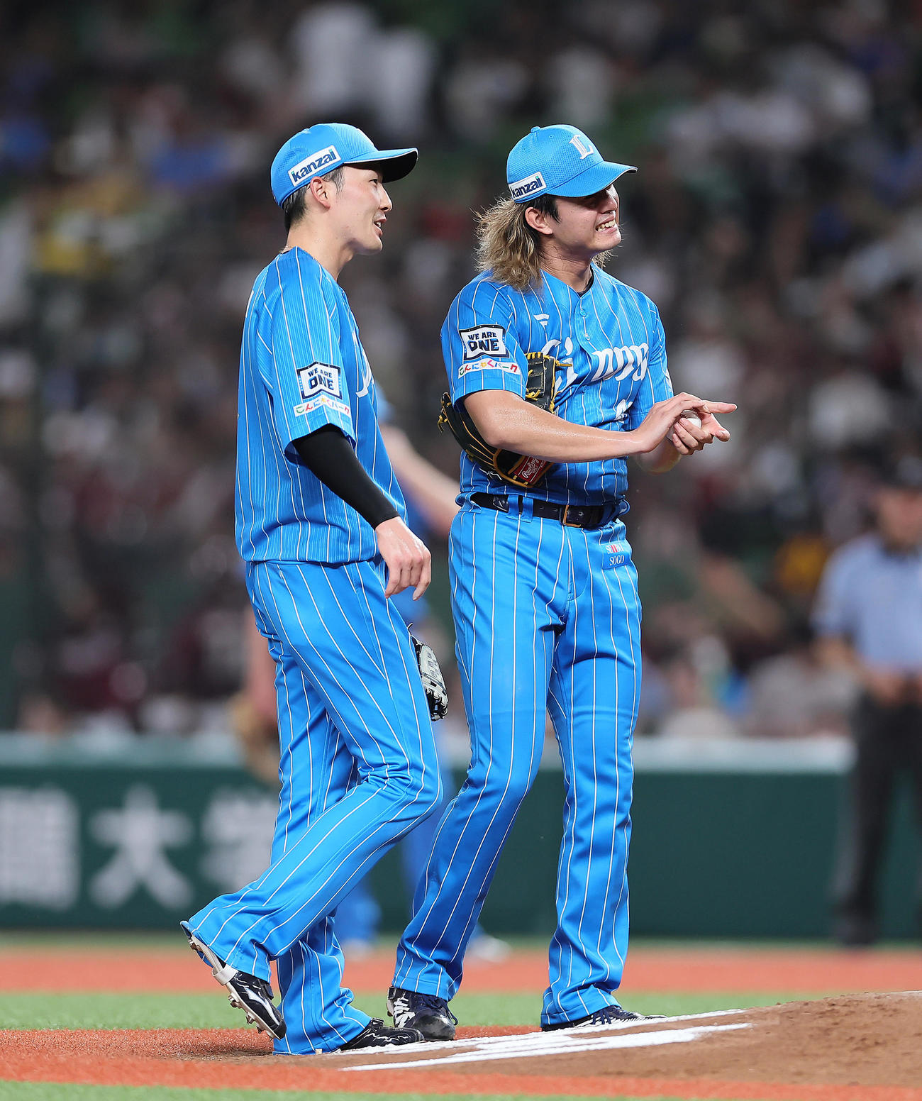 西武対楽天　3回、マウンドの西武今井（右）に声をかける源田（撮影・足立雅史）