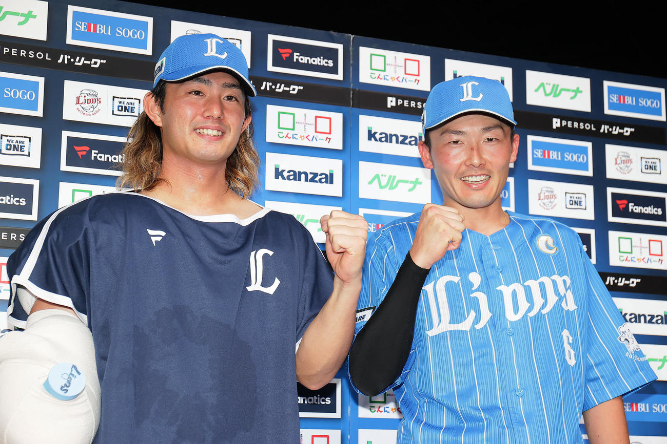 西武対楽天　お立ち台で笑顔を見せる西武の今井（左）と源田（撮影・足立雅史）