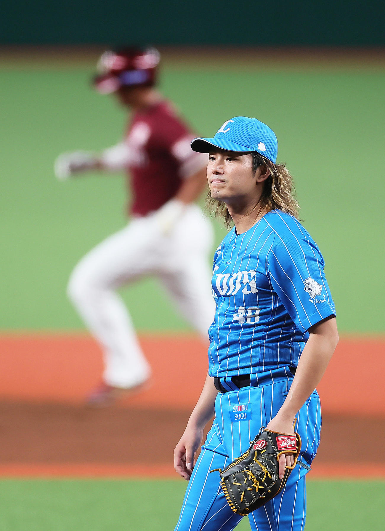 西武対楽天　7回表楽天1死、島内（後方）に右越え本塁打を浴びた今井（撮影・足立雅史）