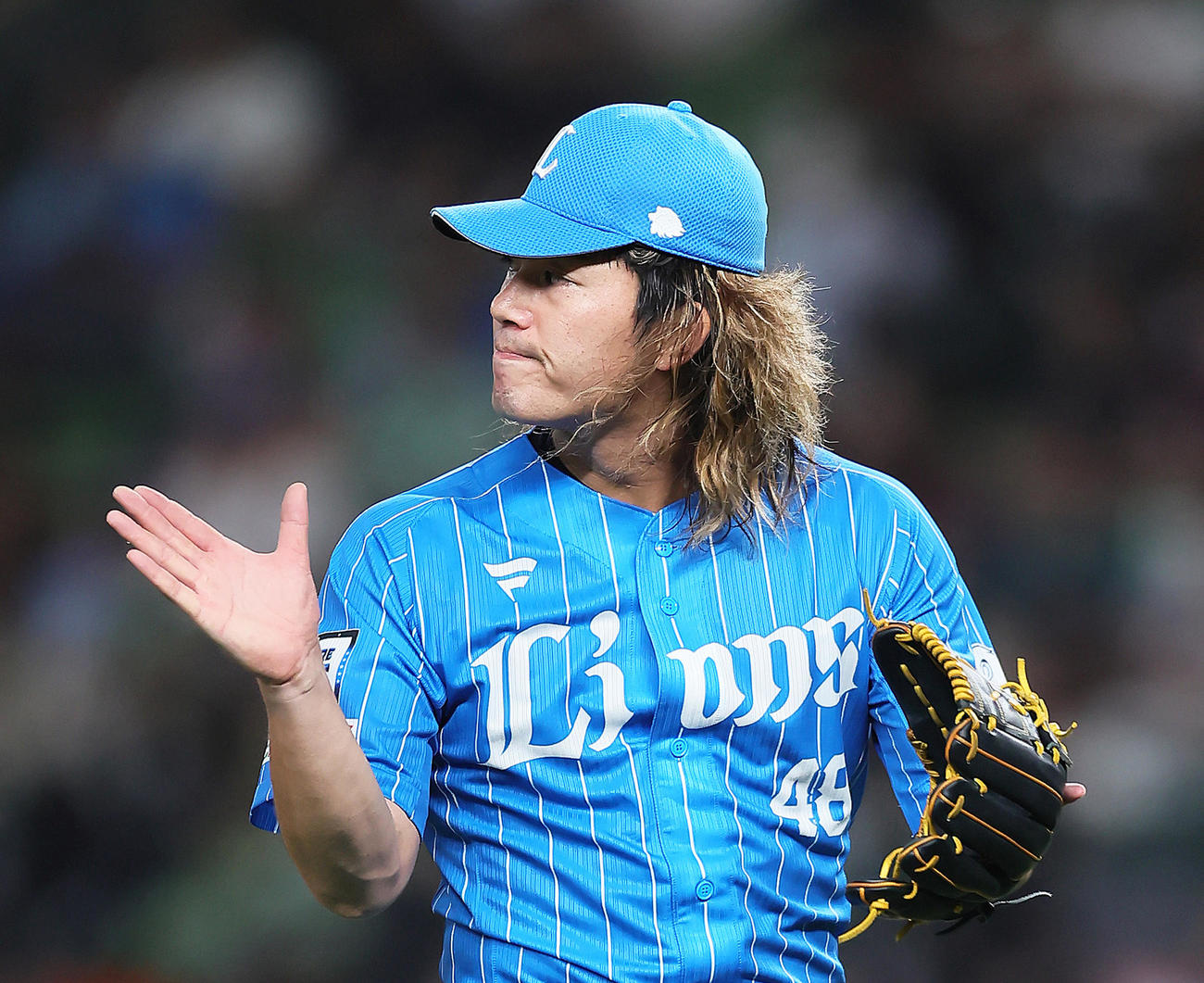 西武対楽天　8回表楽天2死、小郷を中飛に仕留めグラブをたたく今井（撮影・足立雅史）
