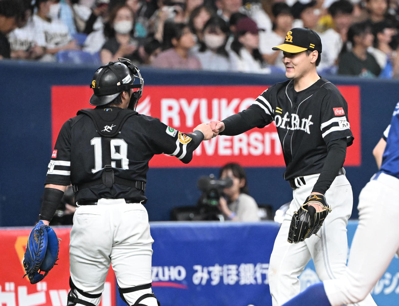 オリックス対ソフトバンク　7回を投げ終え捕手甲斐（左）とグータッチするソフトバンク有原（撮影・和賀正仁）