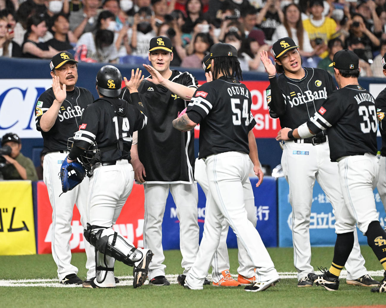 オリックス対ソフトバンク　オリックスに勝利しタッチで迎える有原（中央）、左は藤本監督（撮影・和賀正仁）