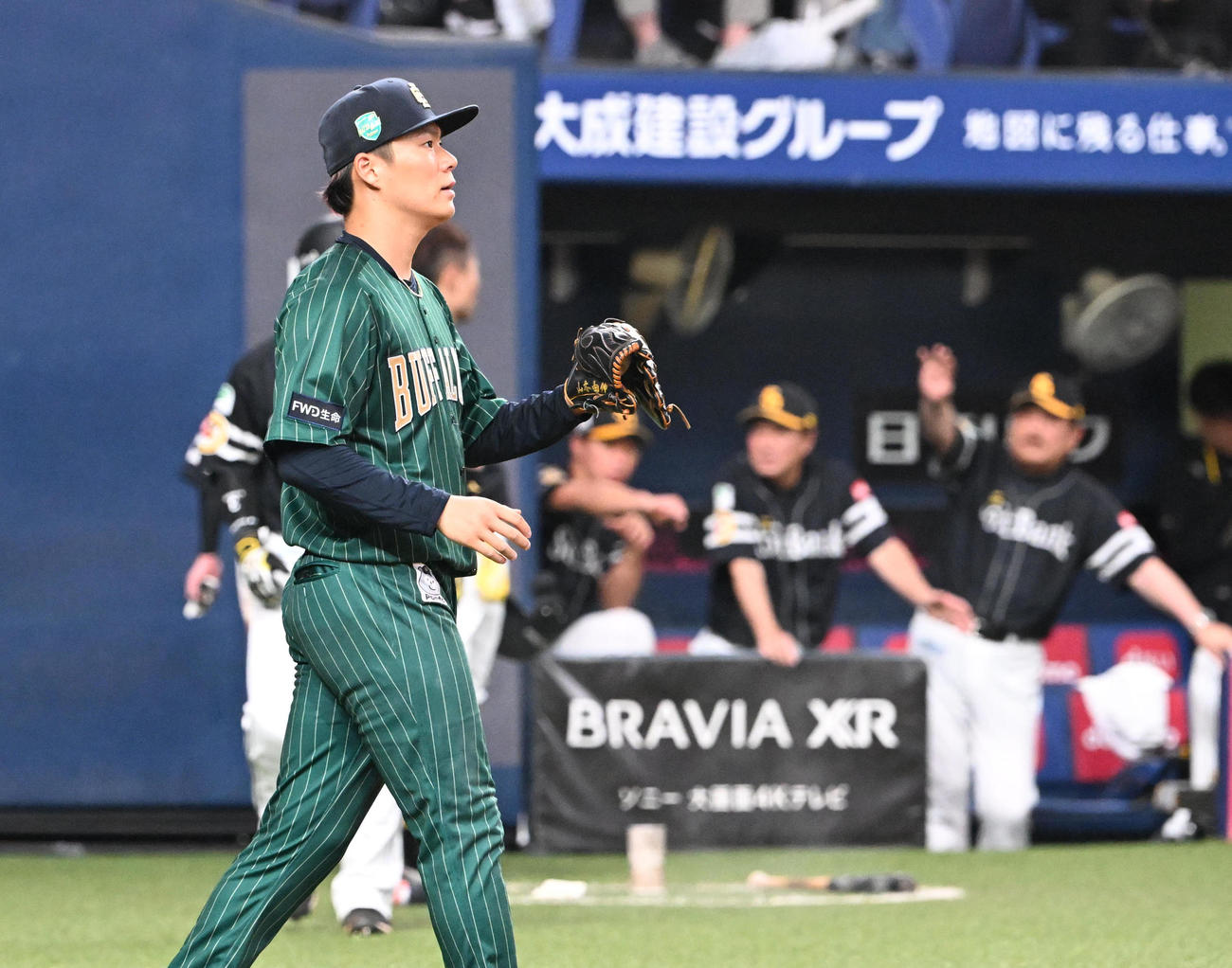 オリックス対ソフトバンク　4回表ソフトバンク2死一塁、柳田の狭殺プレーで失策があり1点を失った山本（撮影・和賀正仁）