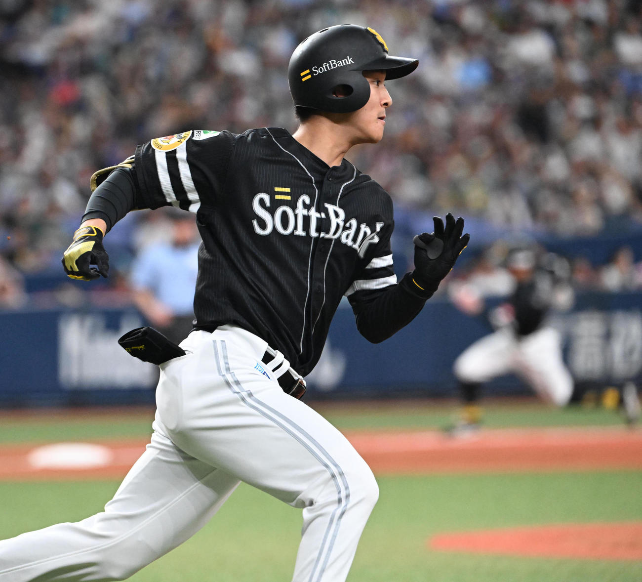 オリックス対ソフトバンク　3回表ソフトバンク2死満塁、中前に2点適時打を放つ柳町（撮影・和賀正仁）