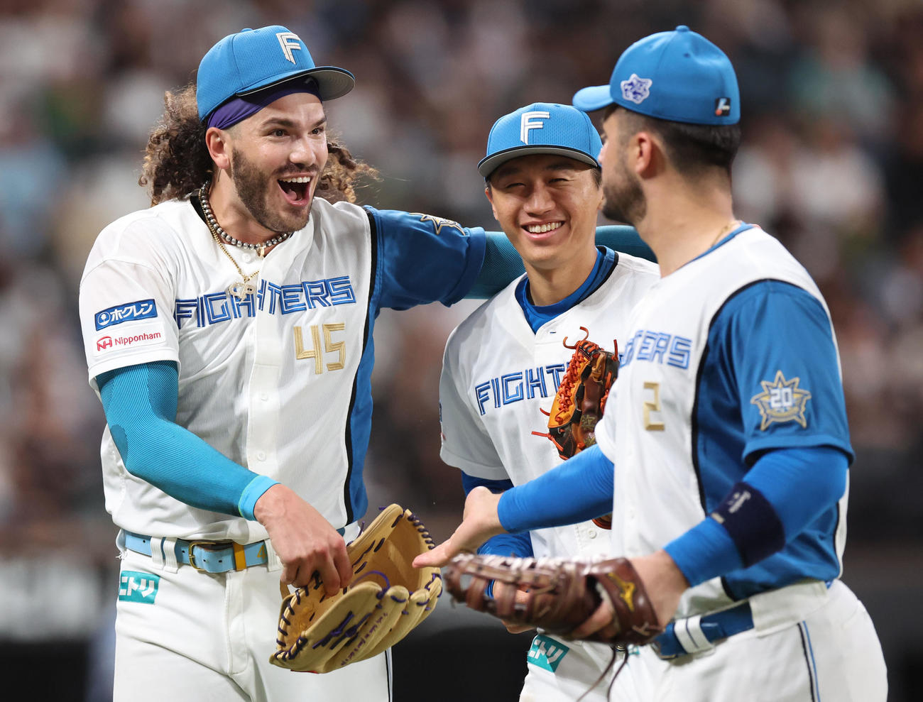 日本ハム対ロッテ　6回表ロッテ2死一塁、荻野の内野安打の判定が覆りアウトとなり、笑顔でベンチに戻る左からポンセ、加藤豪、マルティネス（撮影・佐藤翔太）