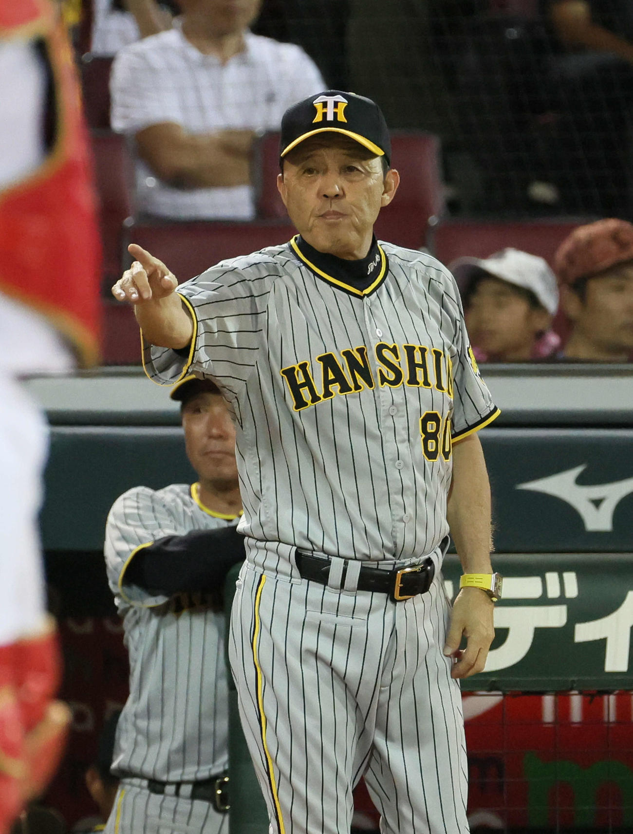 広島対阪神　9回表阪神2死一塁、走者交代を告げる岡田監督（撮影・加藤孝規）