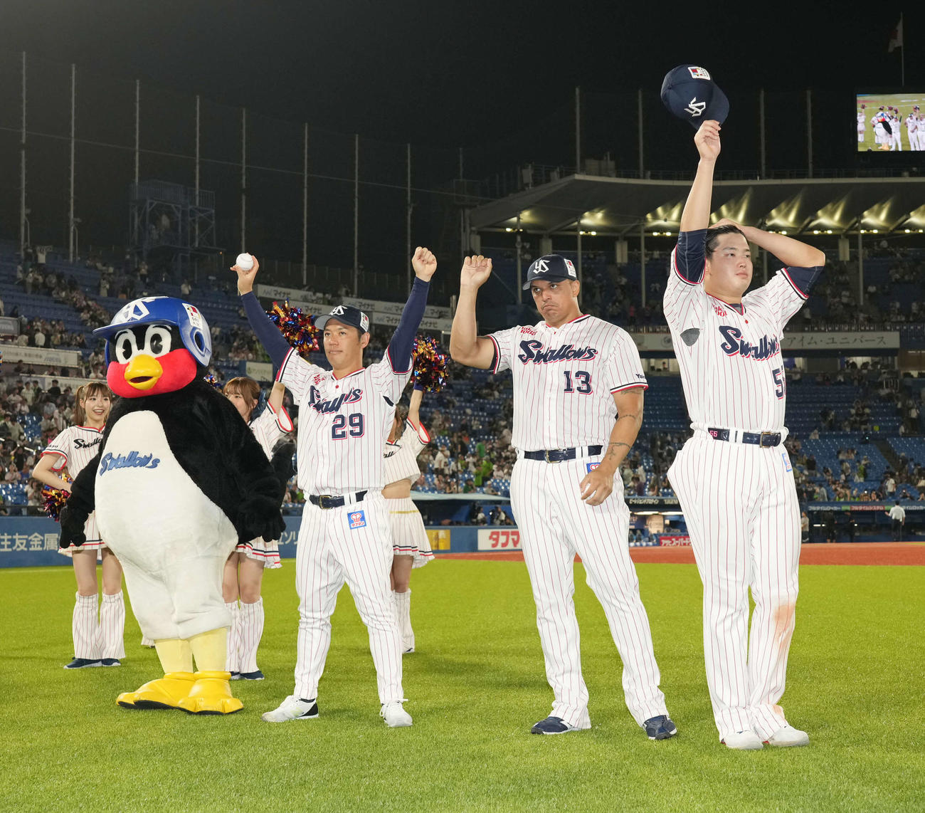 ヤクルト対DeNA、ヒーローインタビューを終えファンにあいさつする、左からヤクルトの今季6勝目を挙げた小川、オスナ、村上（撮影・小沢裕）