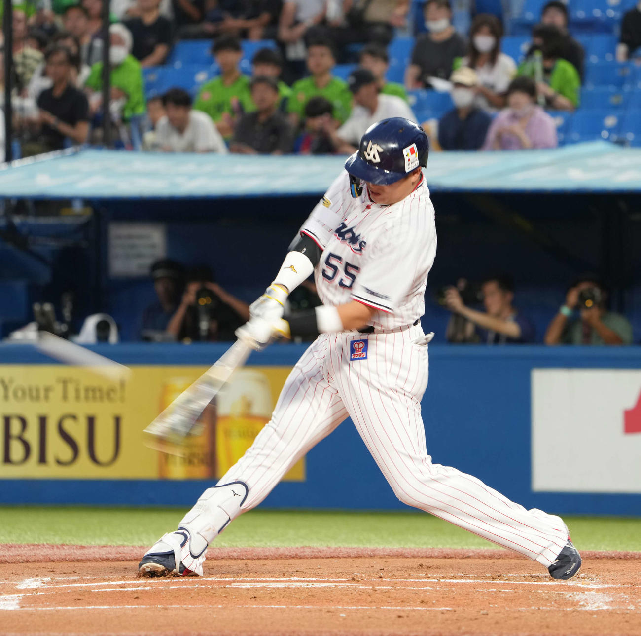 ヤクルト対DeNA、2回裏ヤクルト無死、村上は左越えに球団通算8500号となる先制ソロ本塁打を放つ（撮影・小沢裕）