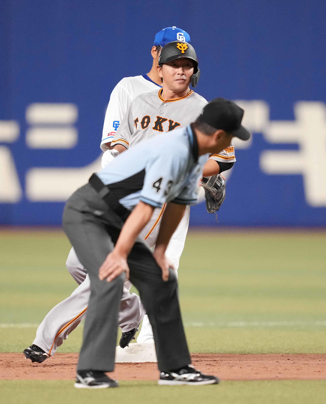中日対巨人　3回表巨人2死一塁、打者吉川の時、二盗する一塁走者長野（撮影・鈴木みどり）
