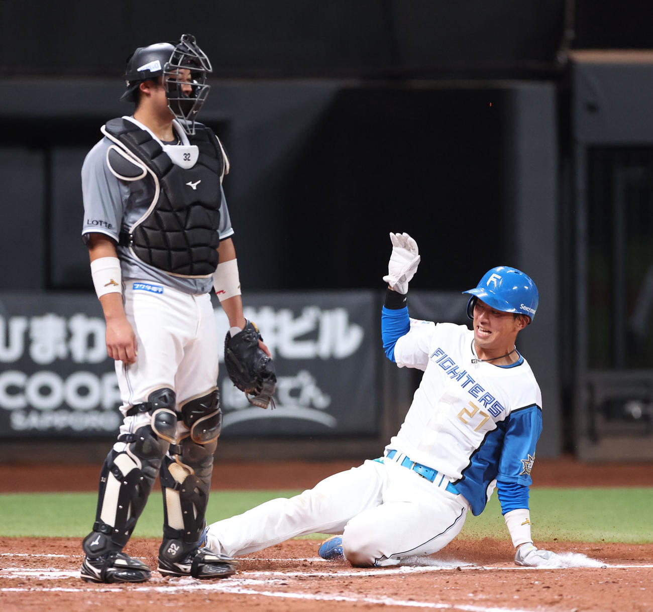 日本ハム対ロッテ　4回裏日本ハム2死一塁、松本剛の適時三塁打で生還する古川（撮影・佐藤翔太）