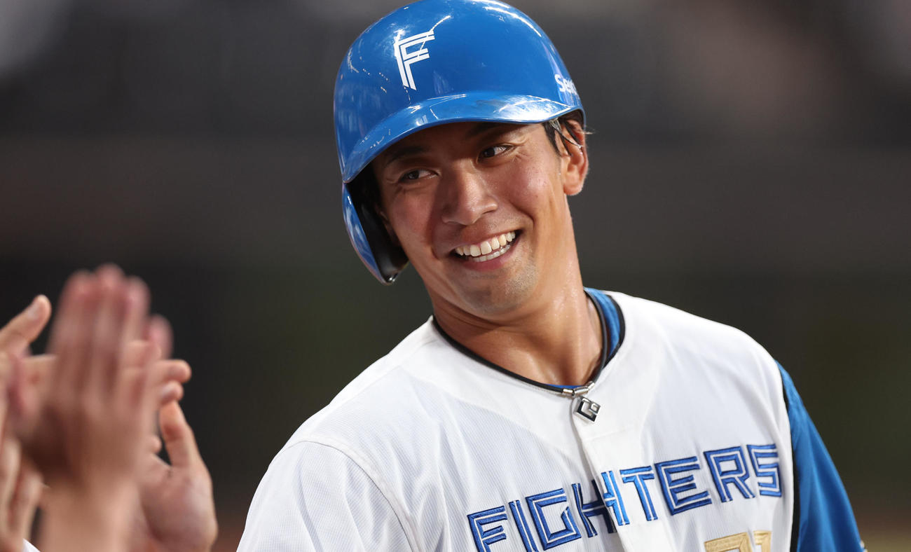 日本ハム対ロッテ　4回裏日本ハム2死一塁、松本剛の適時三塁打で生還する古川（撮影・佐藤翔太）