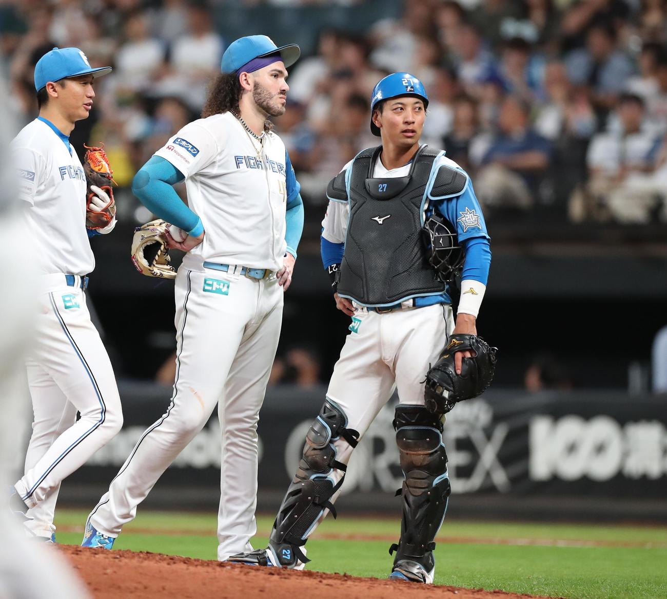 日本ハム対ロッテ　6回表、ポンセと話す古川（撮影・黒川智章）