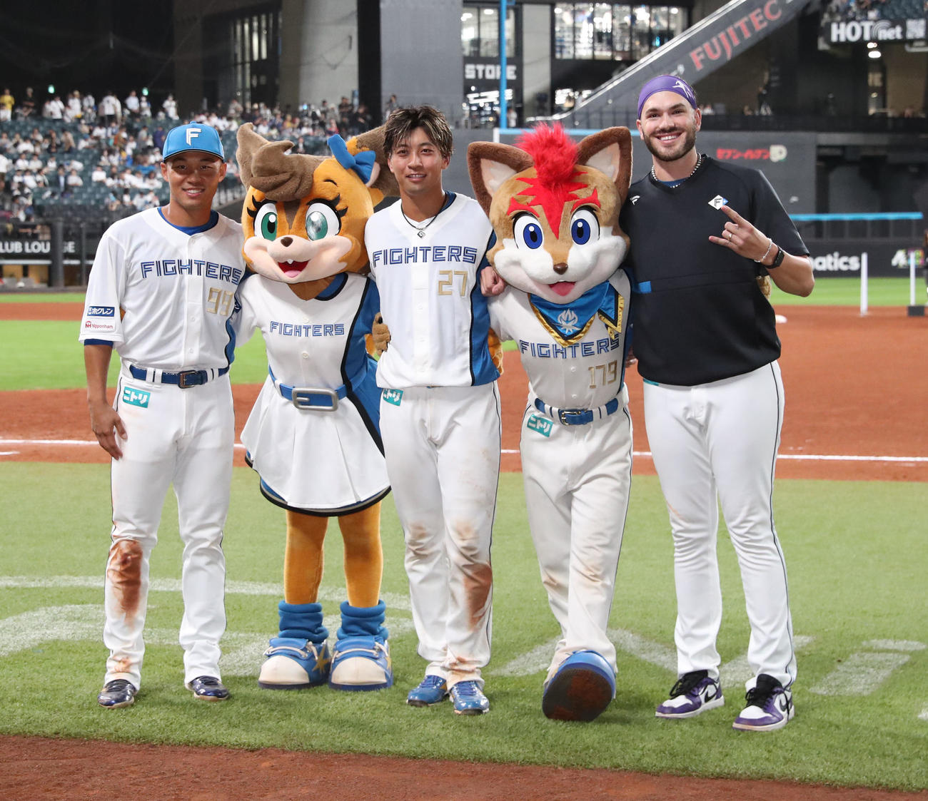 日本ハム対ロッテ　記念撮影をする左から日本ハム王柏融、古川、ポンセ（撮影・佐藤翔太）