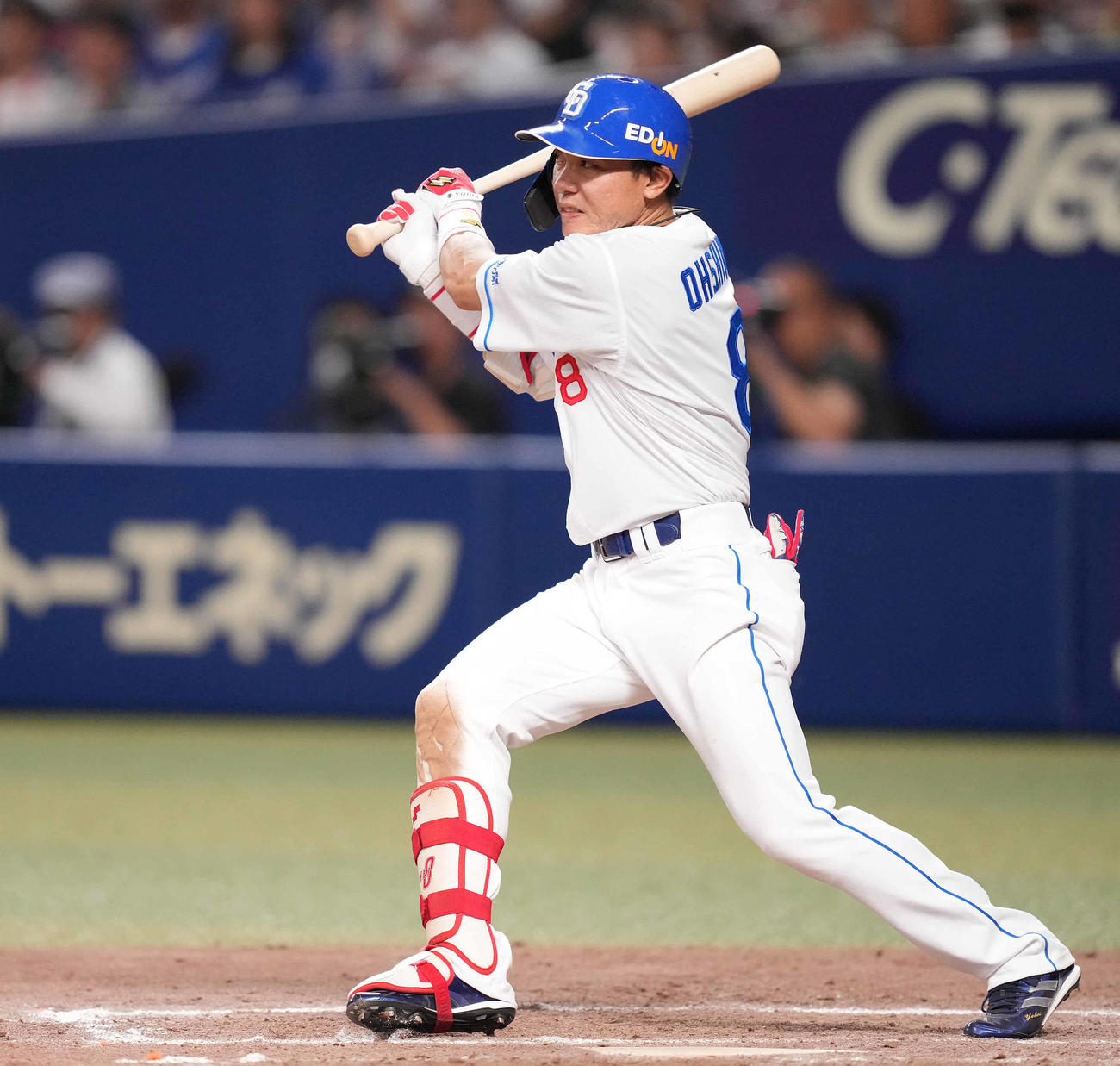 中日対巨人　9回裏中日無死一塁、中前打を放つ大島（撮影・鈴木みどり）