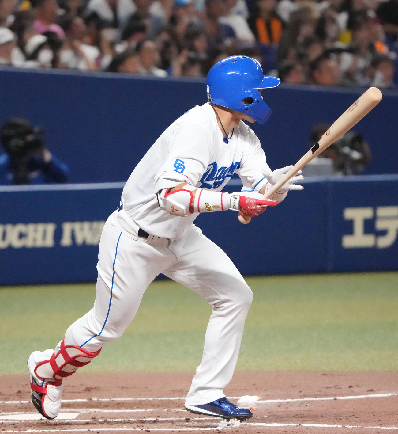 中日対巨人　2回裏中日1死、左前安打を放つ大島（撮影・森本幸一）