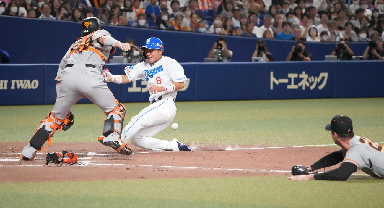中日対巨人　2回裏中日1死一、三塁、龍空のスクイズで生還する大島（中央）（撮影・森本幸一）