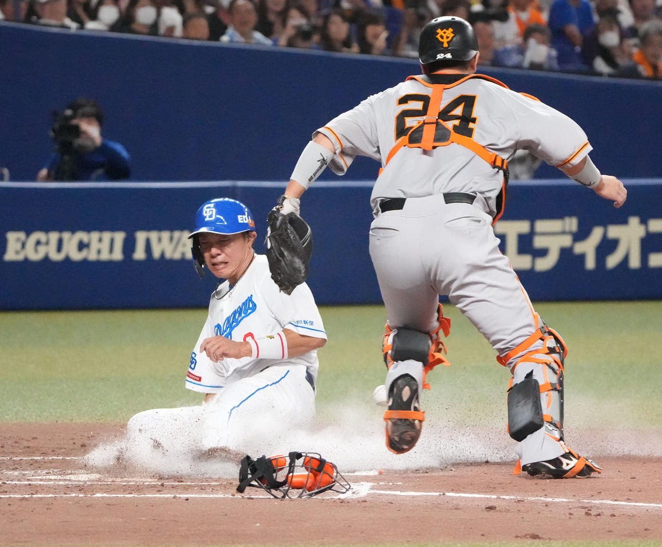 中日対巨人　2回裏中日1死一、三塁、龍空のスクイズで生還する大島（左）（撮影・森本幸一）