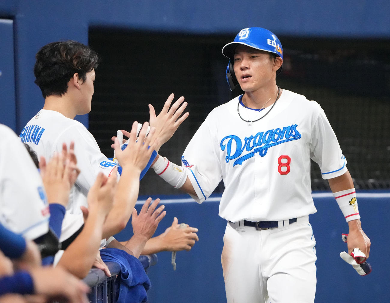 中日対巨人　2回裏中日1死一、三塁、龍空のスクイズで生還しナインとタッチを交わす大島（右）（撮影・森本幸一）