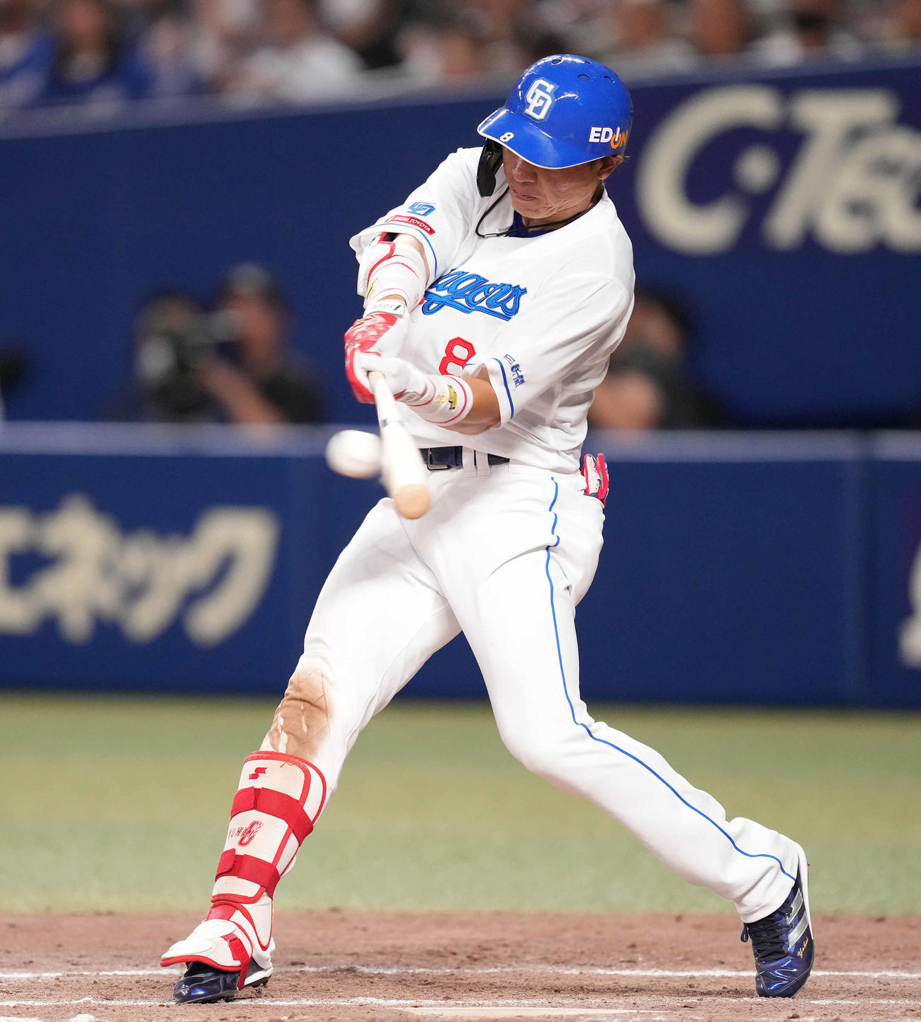 中日対巨人　9回裏中日無死一塁、中前打を放つ大島（撮影・鈴木みどり）