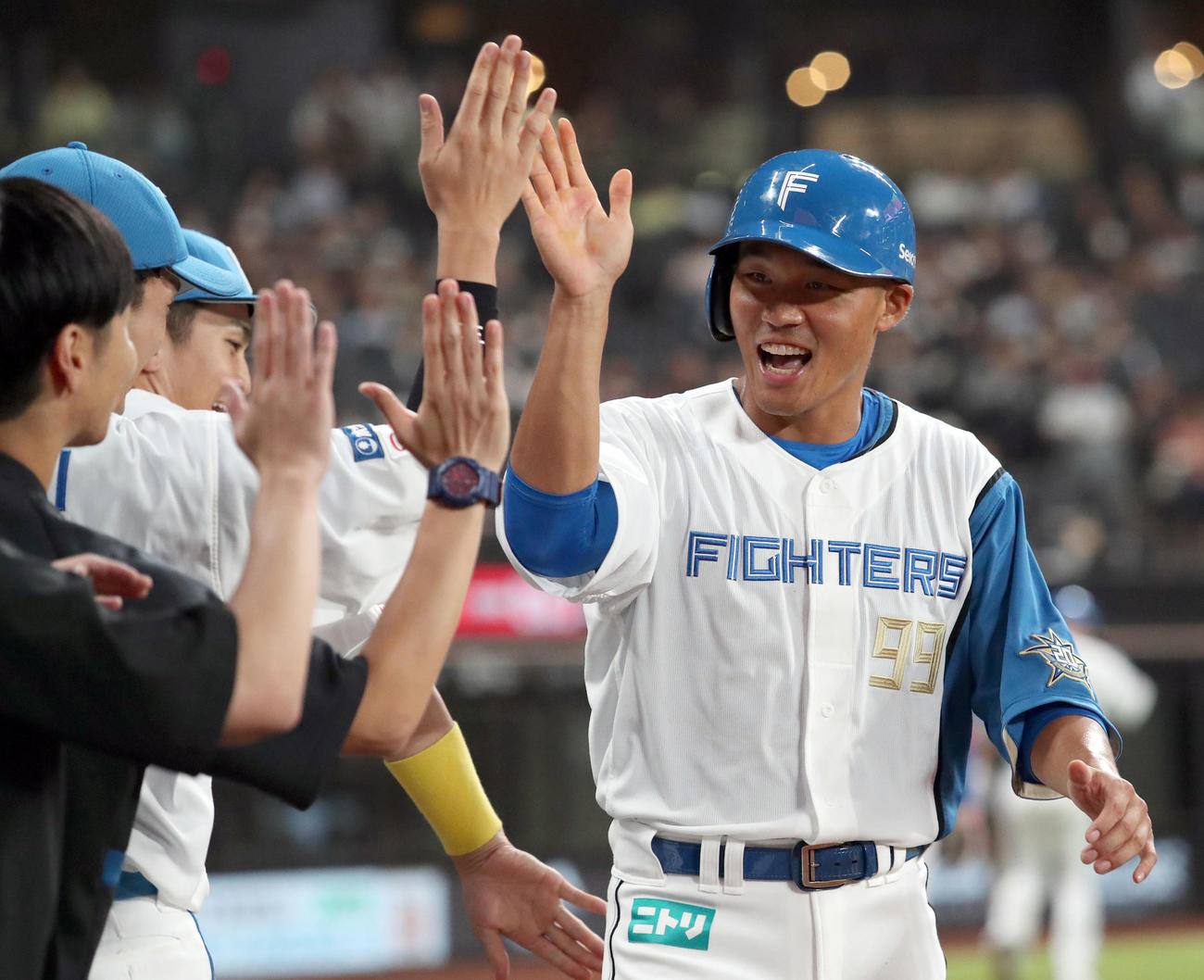 日本ハム対ロッテ　2回裏日本ハム1死三塁、古川の適時二塁打で生還した王柏融はナインに出迎えられる（撮影・佐藤翔太）