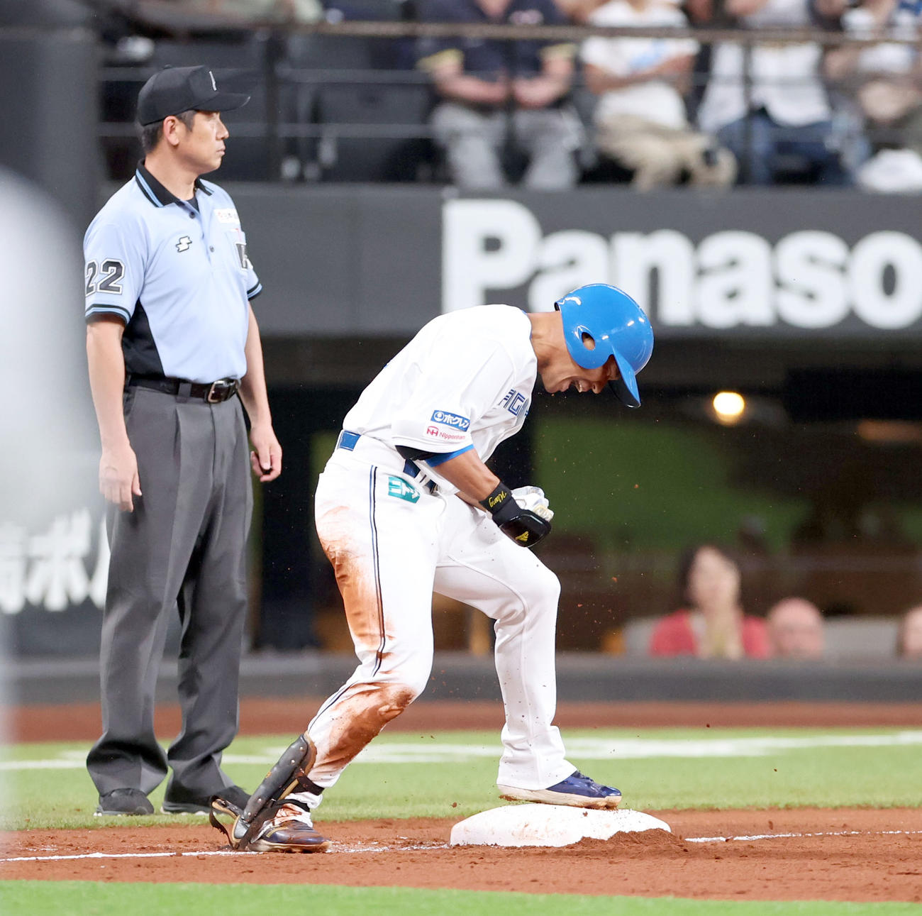 日本ハム対ロッテ　2回裏日本ハム1死一、三塁、適時三塁打を放ちガッツポーズをする王柏融（撮影・佐藤翔太）