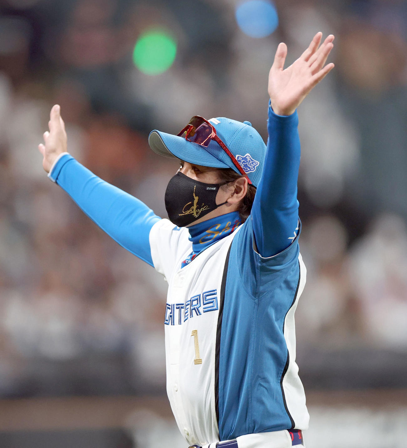 日本ハム対ロッテ　ロッテに勝利し喜びながら引き揚げる日本ハム新庄監督（撮影・佐藤翔太）