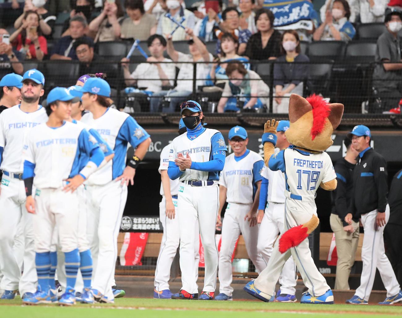 日本ハム対ロッテ　4連勝し手をたたいてナインを出迎える新庄監督（撮影・黒川智章）