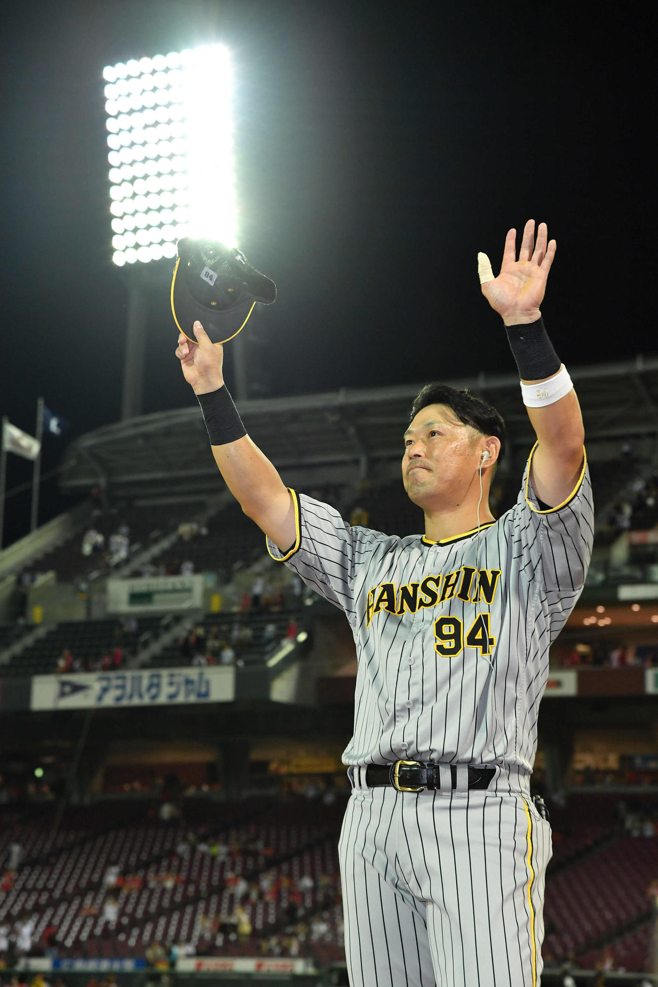 広島対阪神　広島に勝利し、左翼スタンドの阪神ファンに手を振る原口（撮影・岩下翔太）