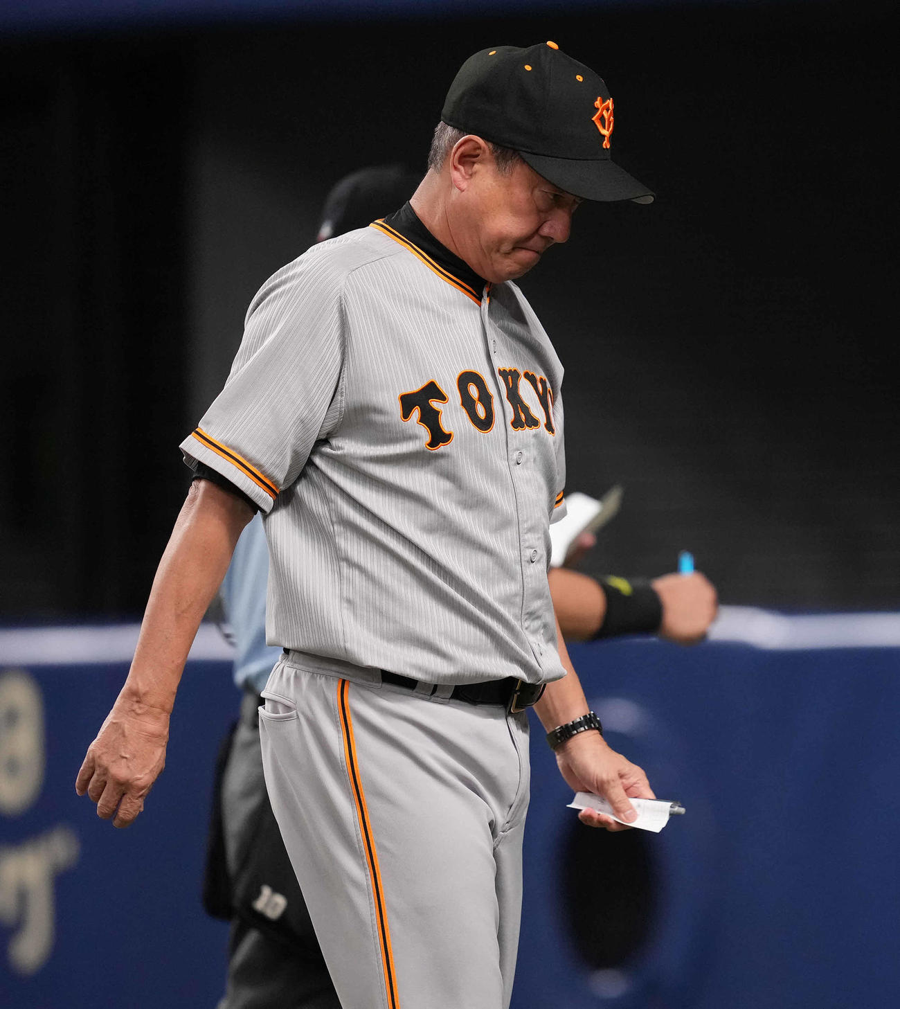 中日対巨人　7回裏の選手交代を告げ、ベンチへ戻る巨人原監督（撮影・鈴木みどり）