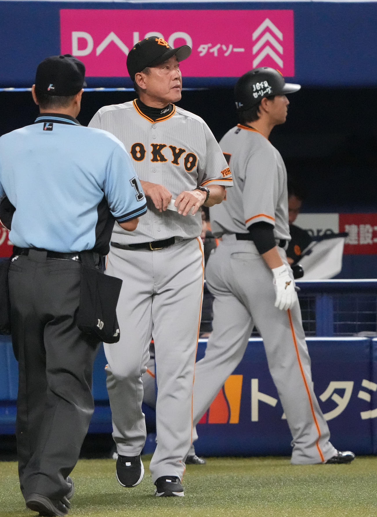 中日対巨人　7回表終了、選手交代を告げる原監督（撮影・森本幸一）