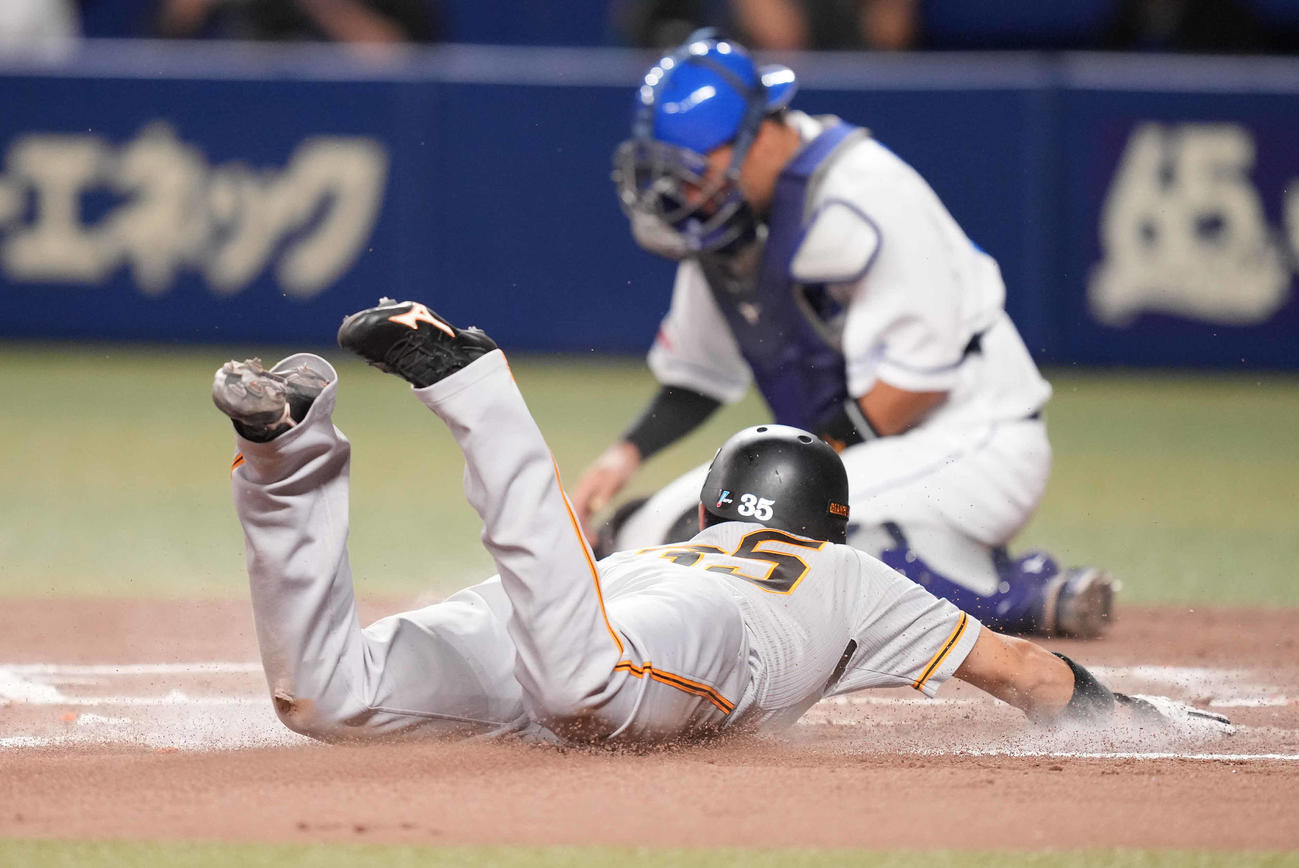 中日対巨人　7回表巨人無死一塁、中田の中適時二塁打で生還する一塁走者門脇（撮影・鈴木みどり）