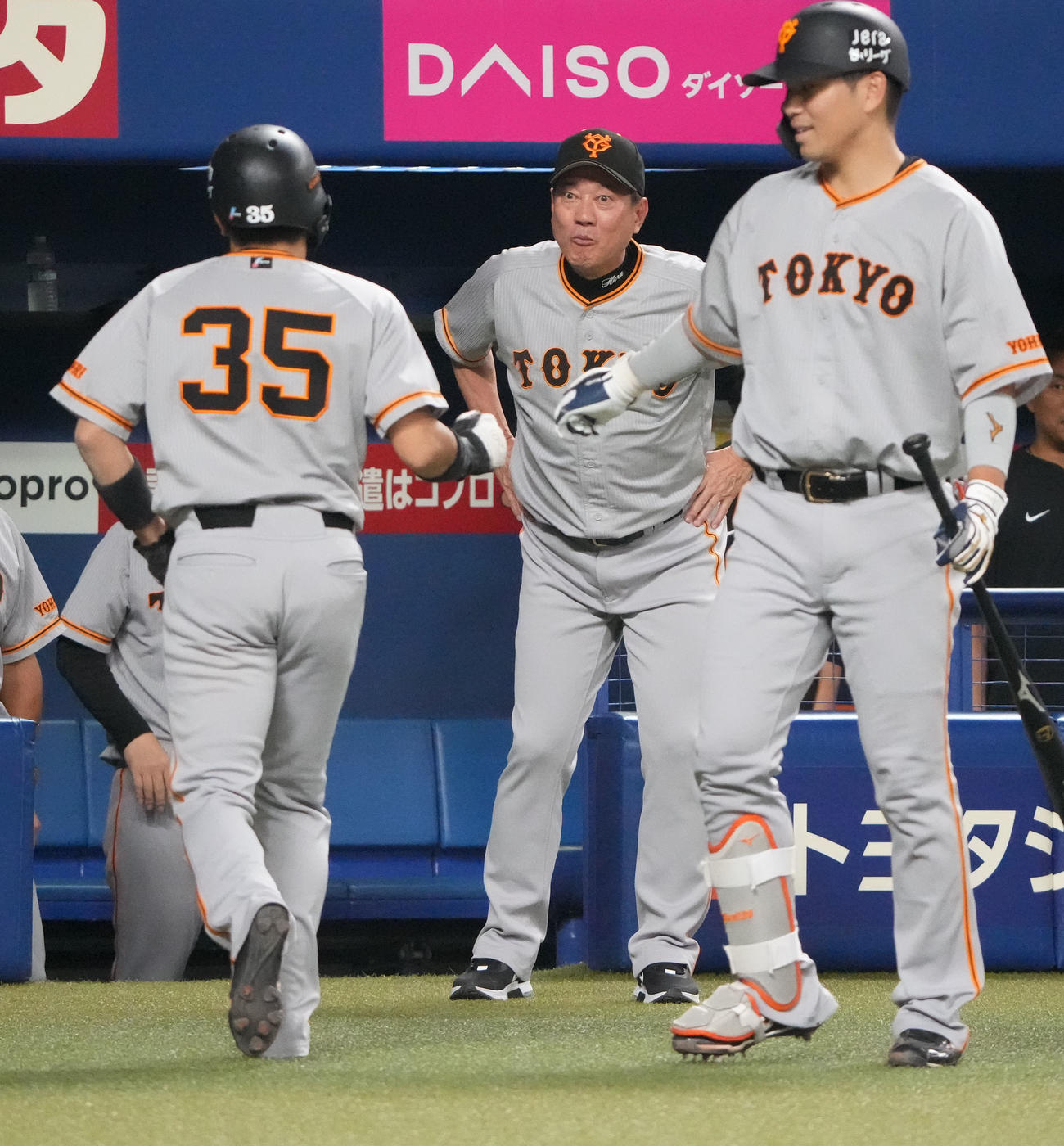 中日対巨人　7回表巨人無死一塁、中田翔の中越え適時二塁打で生還した門脇を迎える原監督（中央）（撮影・森本幸一）