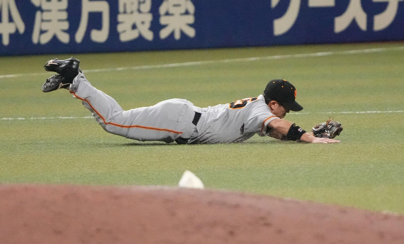 中日対巨人　7回裏中日無死、大島洋平の打球を好捕する門脇（撮影・森本幸一）